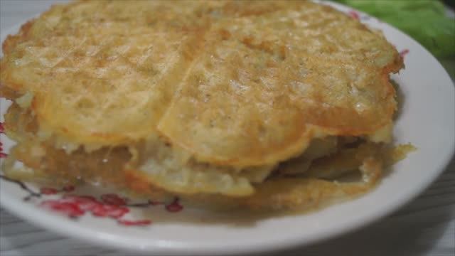 Картофельные драники в вафельнице. Быстро и забавно! смотреть онлайн