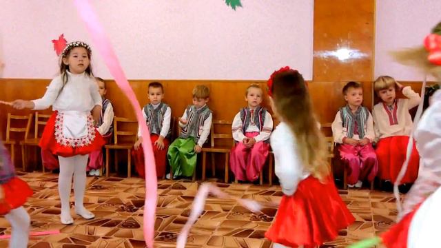 Танец с лентами в детском саду "Я рисую на окне..." смотреть онлайн