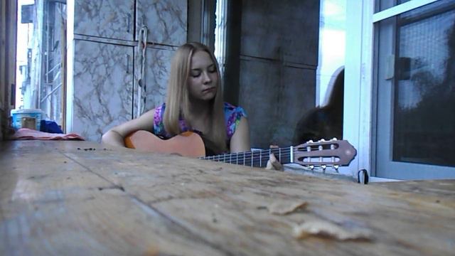 девушка красиво поет под гитару, свою песню "Ты моя весна" смотреть онлайн