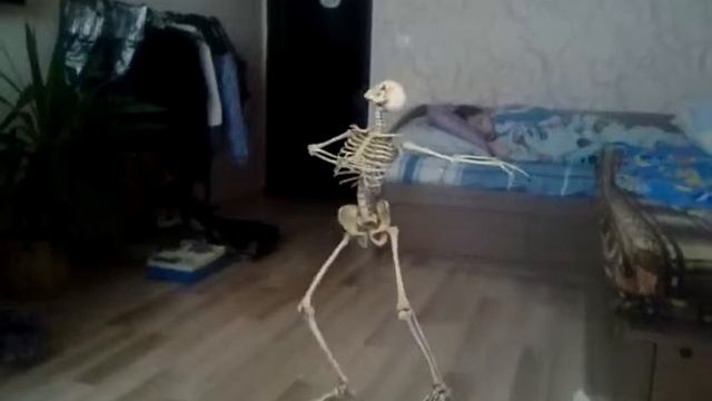 Сестра спит а он танцует смотреть онлайн