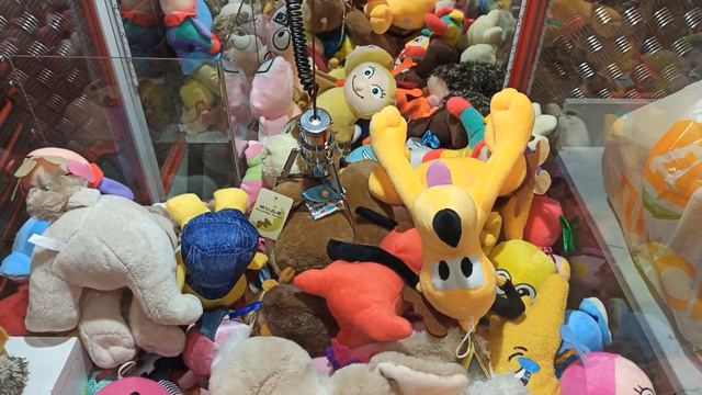 Играю в автомат с Игрушками #67 / Суперская Белка / Автомат с игрушками / Автомат Хватайка смотреть онлайн