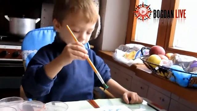 Двухлетний ребенок рисует красками. Первые уроки рисования смотреть онлайн