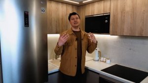 ОБЗОР МАЛЕНЬКОЙ КУХНИ С ВИННЫМ ШКАФОМ. Функциональные решения для маленькой кухни.