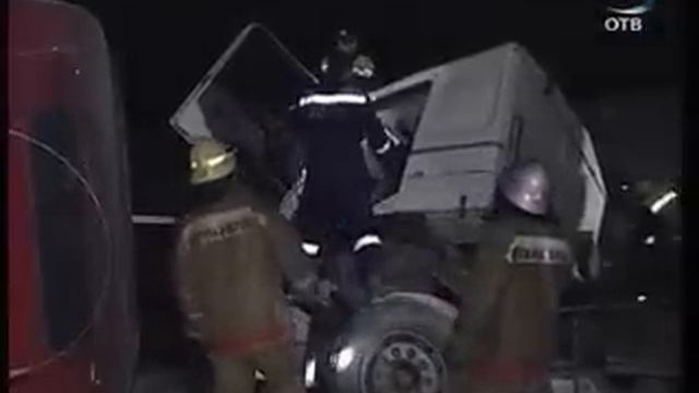 Спасатели 6 часов вызволяли людей из цементовоза смотреть онлайн