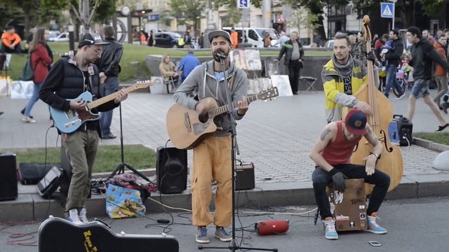 РЕБЯТА КРУТО ПОЮТ РЕГГИ ► Киев, Уличные Музыканты смотреть онлайн