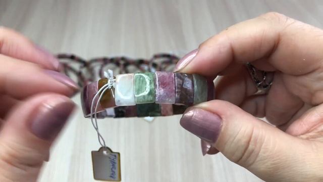 Блиц-видео. Браслеты каменные. Турмалин?? смотреть онлайн