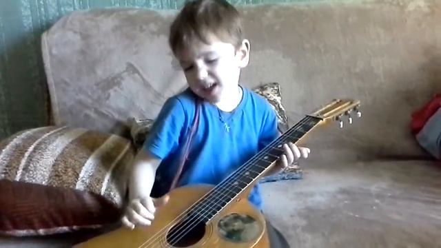 Сынуля поет и играет на гитаре 4 года... смотреть онлайн