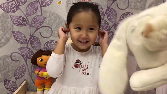 ИГРА С ИГРУШКАМИ ТРУДИ. ПАНДА И КРОЛИК / PLAY WITH TRUDI TOYS. PANDA AND RABBIT смотреть онлайн