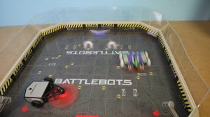 НАСТОЯЩИЕ БИТВЫ РОБОТОВ ДОМА НА СТОЛЕ!!! HEXBUG BATTLEBOTS Бои Роботов Игровой набор Арена