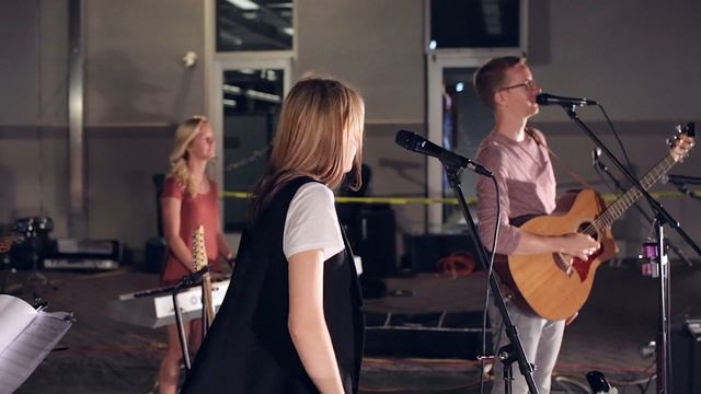Taylor Swift - Shake It Off (LIVE at Rock-the-Alley) смотреть онлайн
