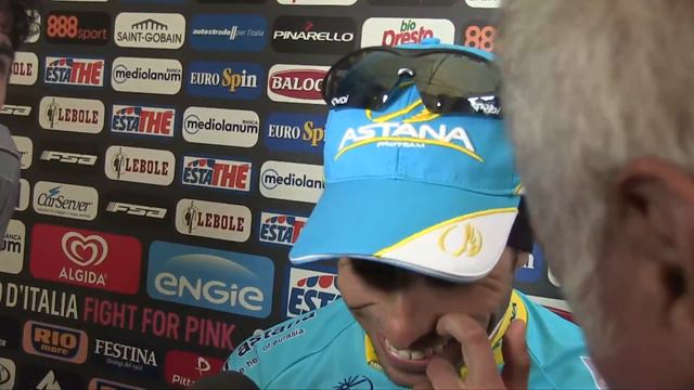 Fabio Aru raggiante dopo il suo secondo successo al Giro d'Italia 2015 смотреть онлайн