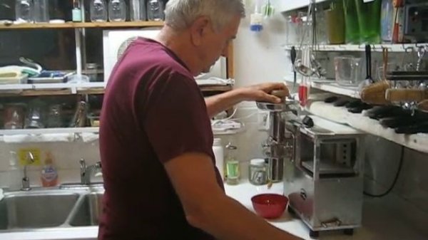 Norwalk juicer making persimmon puree or nectar