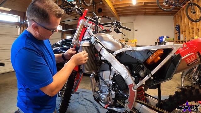 Honda CRF 450 R 2022, crashed, radiators replaced, factory connection radiator braces install смотреть онлайн