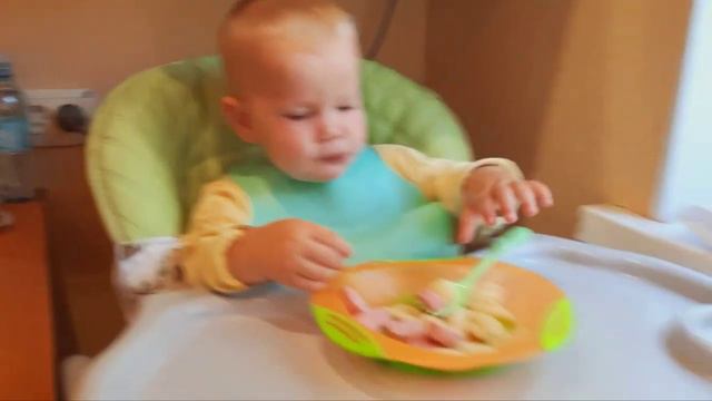 Евсюха играет с мячиком / учится кушать самостоятельно смотреть онлайн