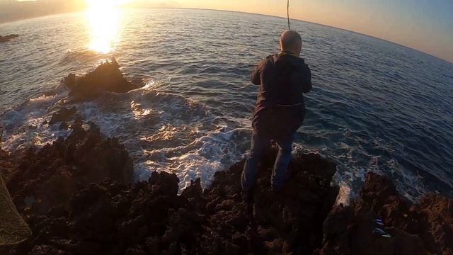 Тунцовая пора в Черногории. Морская рыбалка на скалах смотреть онлайн