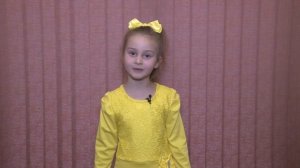 Девочка читает забавное детское стихотворение