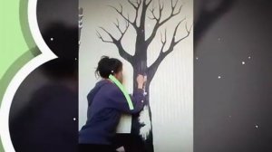 Рисуем дерево на стене гуашью