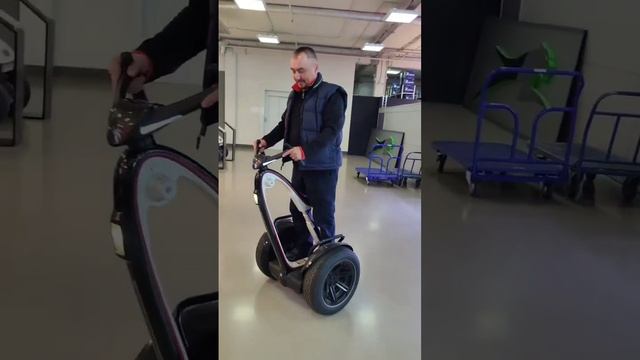 Отличная штука называется Segway Довольно быстро научился!!! У хороших друзей @golf_car_russia смотреть онлайн