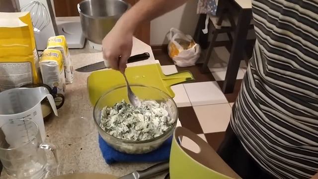 Сочное куриное филе в микроволновке под слоем сыра лука и пертушки со сметаной. Просто тает во рту. смотреть онлайн