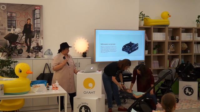 Малыш в дороге и НОВИНКА - компактная коляска Bugaboo ANT смотреть онлайн