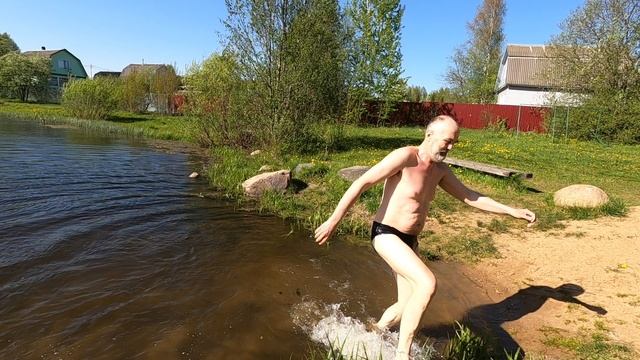 Профессор Кушелев принимает холодные ванны в озере и вспоминает про русалок в мае 2023 года