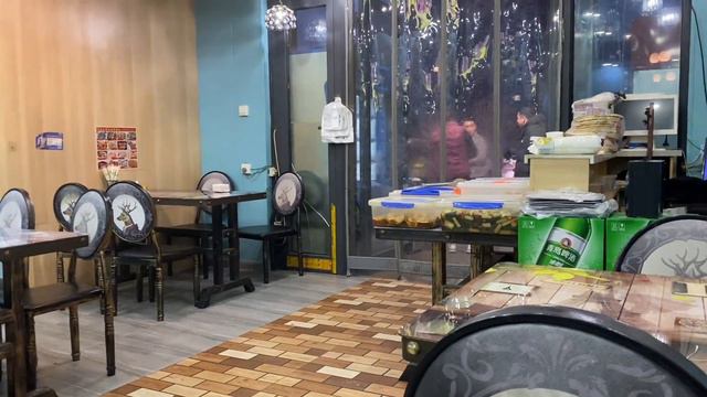 新疆哈密第一次吃这么恶心的烤肉，肉串坏了腰子臭了，必须改正 смотреть онлайн