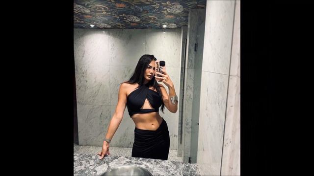 Demet Özdemir logra ser más prominente que sus otros colegas смотреть онлайн