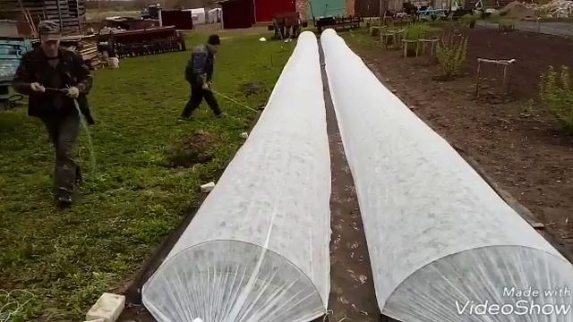 Укрываем агроволокно на клубнику 27.04.18 смотреть онлайн