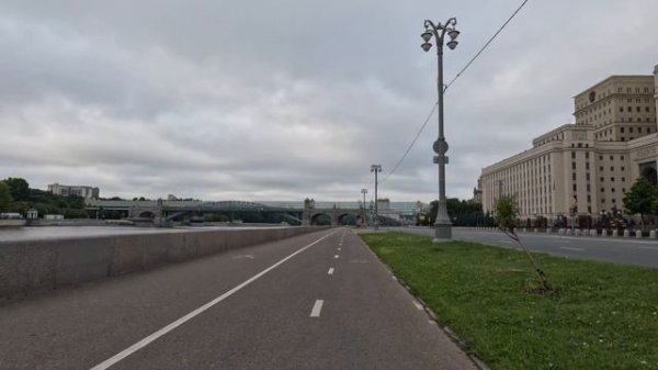 4K Morning bike ride in Moscow. Paveletskaya Square, Kremlyovskaya Embankment, Kutuzovsky Avenue