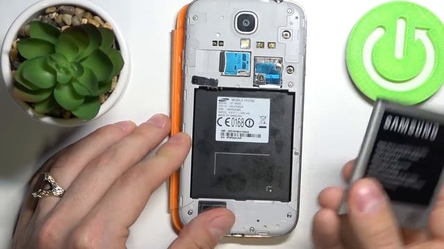 Как достать батарею из Samsung Galaxy S4 / Извлечение батареи на Samsung Galaxy S4 смотреть онлайн