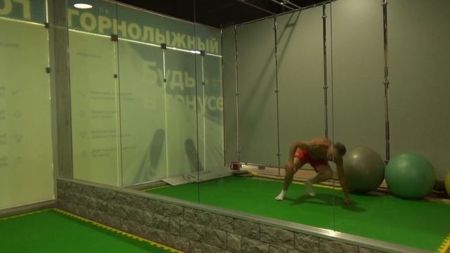 Пожилой горнолыжник-любитель ( 65 лет) разминка с лёгкими ударами смотреть онлайн