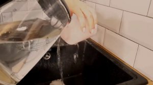 Заправляем автоматический диспенсер для мыла Xiaomi без отвёрток и сверления дыр за 3 секунды!