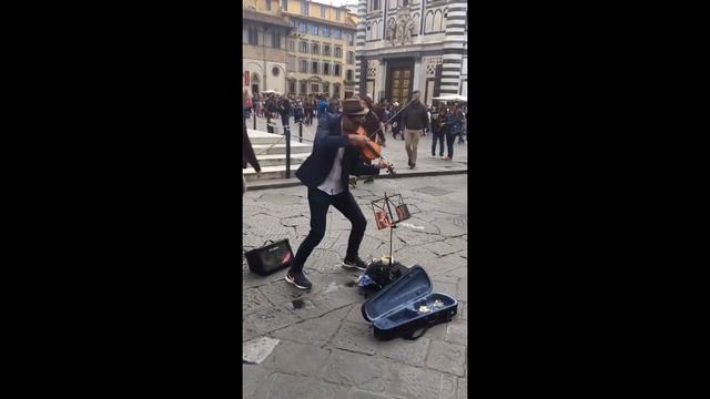 Street artist dazzles spectators with epic violin performance смотреть онлайн