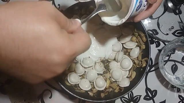 Тушеные пельмени в сметане с грибами и сыром. Невероятно вкусно и просто!Быстрый УЖИН! смотреть онлайн