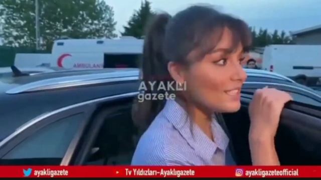 Четвëртого мая Ханде Эрчел была замечена уличными папорациями когда она покидала съёмки рекламы! ? смотреть онлайн
