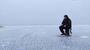Серия 53. Со льда. Блесна. Ловля окуня. Рыбалка с Нормундом Грабовскисом.
