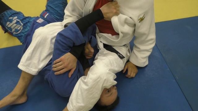 Переход на удушение отворотом сидя на рычаге локтя. смотреть онлайн