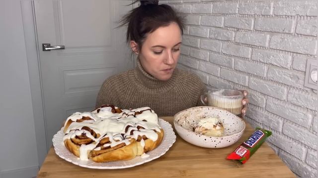 МУКБАНГ БУЛОЧКИ СИННАБОН С КОРИЦЕЙ С НЕЖНЫМ КРЕМОМ CINNABON ТЕСТО КАК ПУХ РЕЦЕПТ mukbang завтрак смотреть онлайн