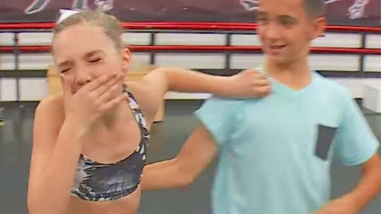 Девочку вырвало после первого поцелуя.. смотреть онлайн