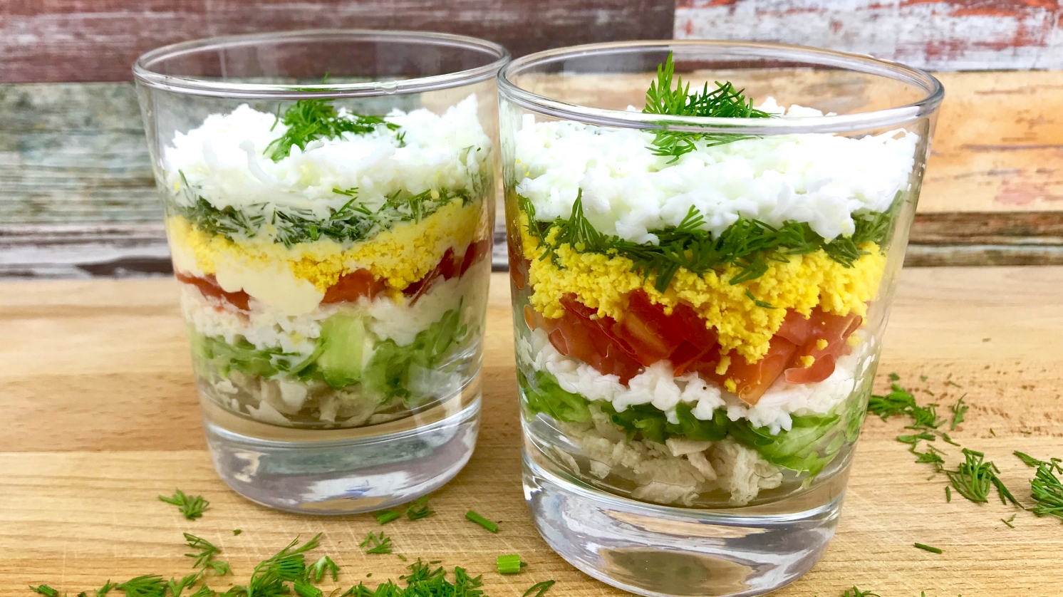 Салат в стакане Полосатый с курицей - вкусный и красивый .mp4 смотреть онлайн