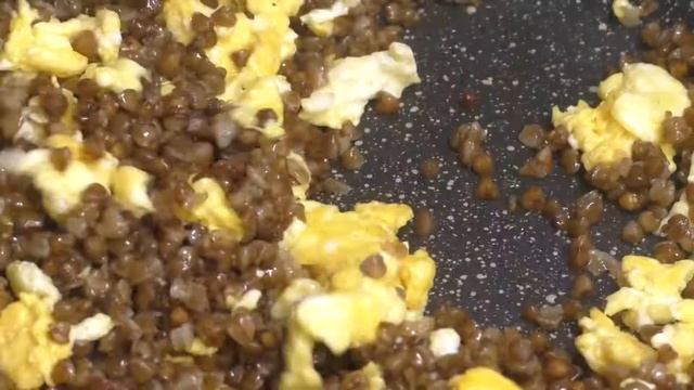 Гречка с яйцами на сковороде / вкусно и быстро смотреть онлайн