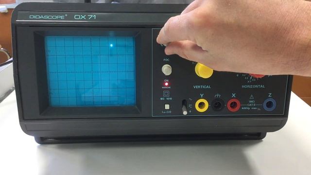 Centrer le spot d'un oscilloscope. смотреть онлайн