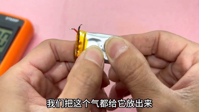 鼓包的锂电池，刺破以后放了气，还能接着再用吗？测试完终于明白 смотреть онлайн