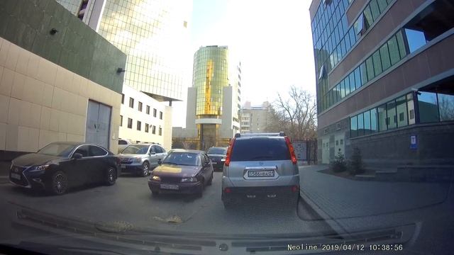 г. Астана, водитель Nissan 586 HBA 01 припарковался на разметке "остановка запрещена" смотреть онлайн