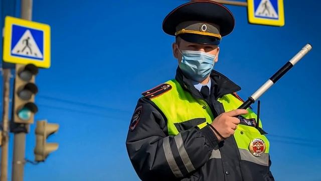 Почему я не рекомендую водителям, которые старше 40, покидать автомобиль после остановки сотруднико смотреть онлайн