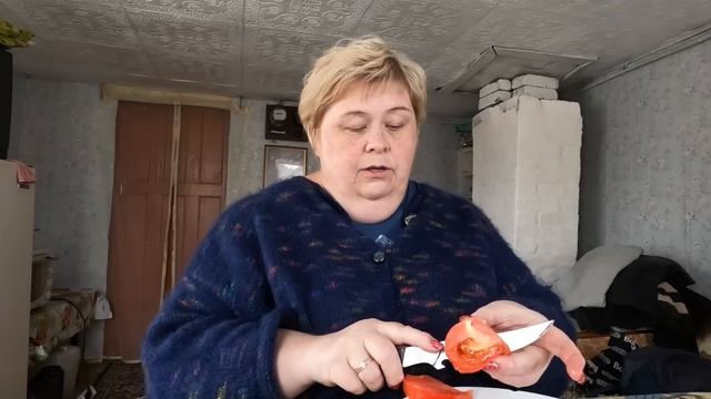 Готовлю простой обед на даче и разговариваю с вами. мужики делают крышу. смотреть онлайн