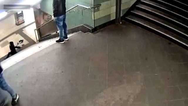 В Германии мигрант столкнул пинком девушку с лестницы смотреть онлайн