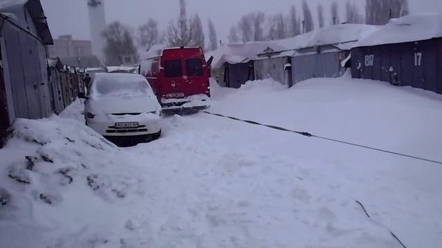 Спасение мерса на УАЗе снегопад в Киеве 23,03,2103 ч.3 смотреть онлайн
