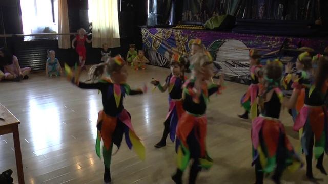 Папуасы, современный танец (дети 4-5 лет). Студия танца "Смайл" смотреть онлайн