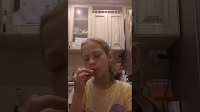 Сколько раз я сказала секундочку?                            Пробую еду ? и кешик